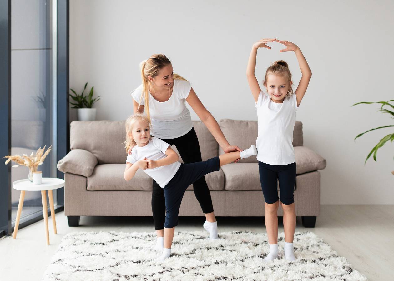 Gyermekek mozgásos játékokon keresztül fejlesztik testi és lelki egészségüket, ami kulcsfontosságú a gyógyulásukhoz és mindennapi életükhöz..jpg