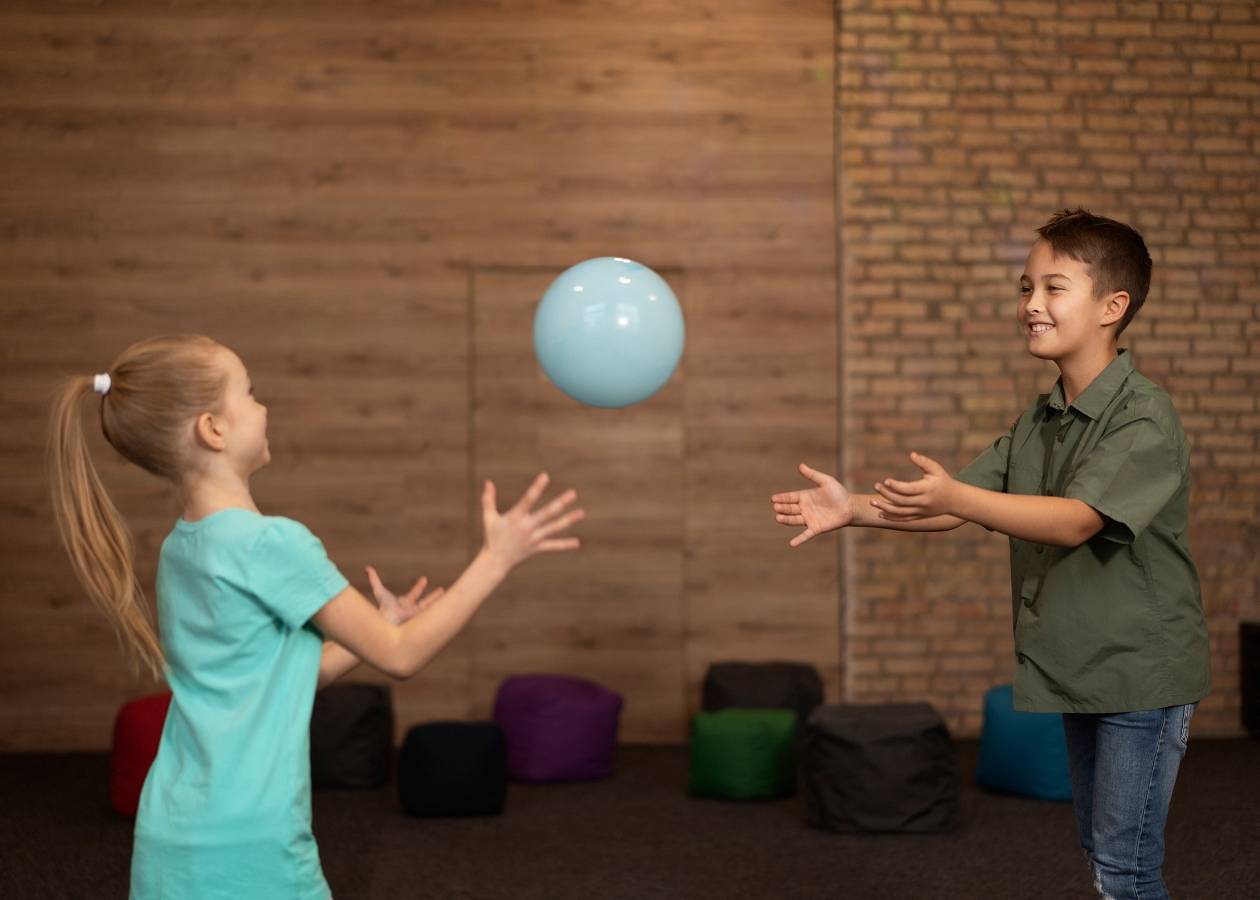 Otthoni mozgásos gyakorlatok támogatják a gyermekek rehabilitációját és segítenek megőrizni fizikai aktivitásukat még betegség vagy ágyhoz kötöttség esetén is..jpg